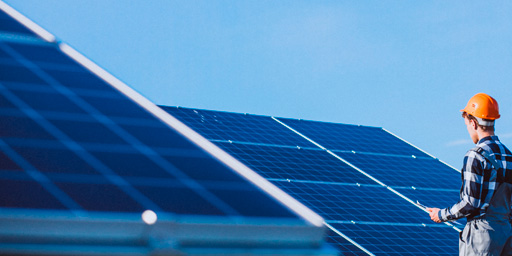 Profissional e painéis fotovoltaicos — imagem recuperada do site OAC Solar